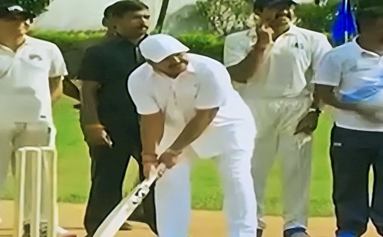 Edappadi Palaniswami Playing Cricket-எடப்பாடி பழனிச்சாமி அவர்கள் கிரிக்கெட் விளையாடுகிறார்