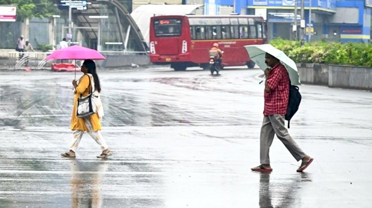 தமிழ்நாடு மற்றும் புதுவையில் நாளை முதல் அடுத்த நான்கு நாட்களுக்கு கனமழை பெய்யும் என சென்னை வானிலை ஆய்வு மையம் அறிவித்துள்ளது.