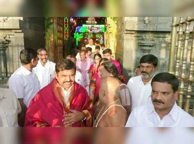 Tamil Nadu Cm Travelled To Tirupati For Lord Balaji Darshan-முதல்வர் பழனிசாமி குடும்பத்துடன் ஆன்மிக பயணம்